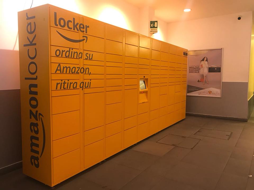 Un Amazon Locker, l'armadietto automatico per il ritiro dei pacchi