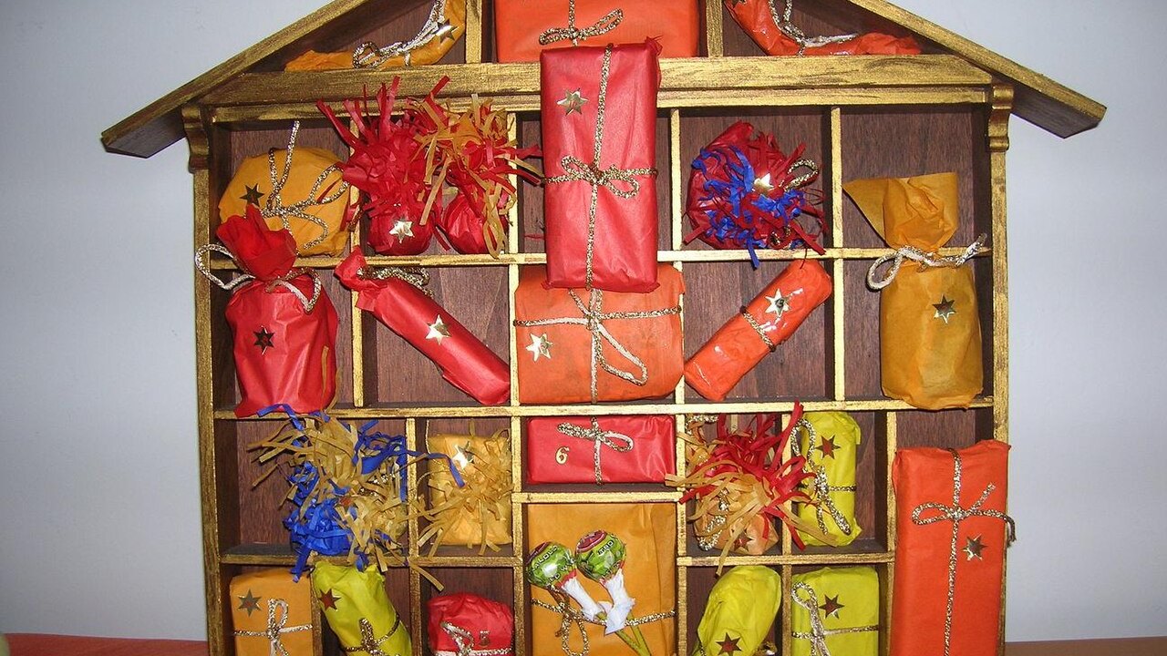 Calendario dell'avvento con 24 sacchetti numerati appesi a una cordicella