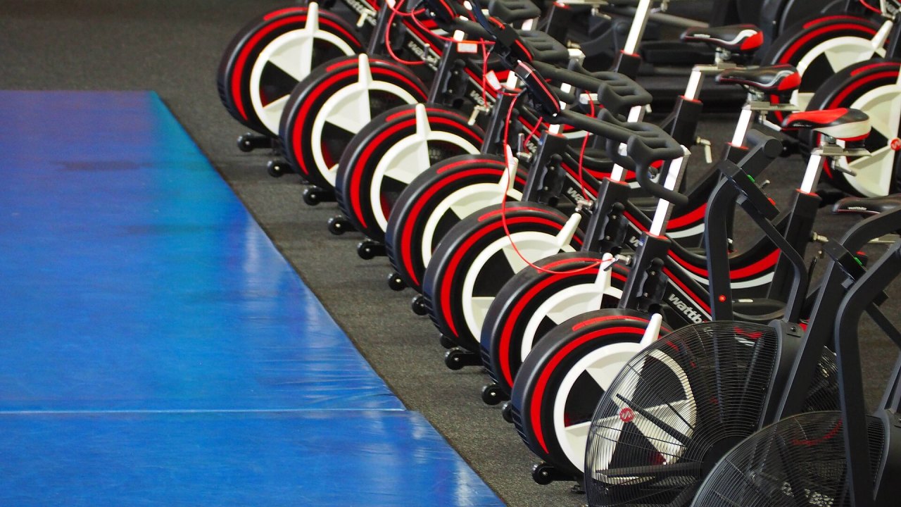 Fila di cyclette e spin bike in una palestra
