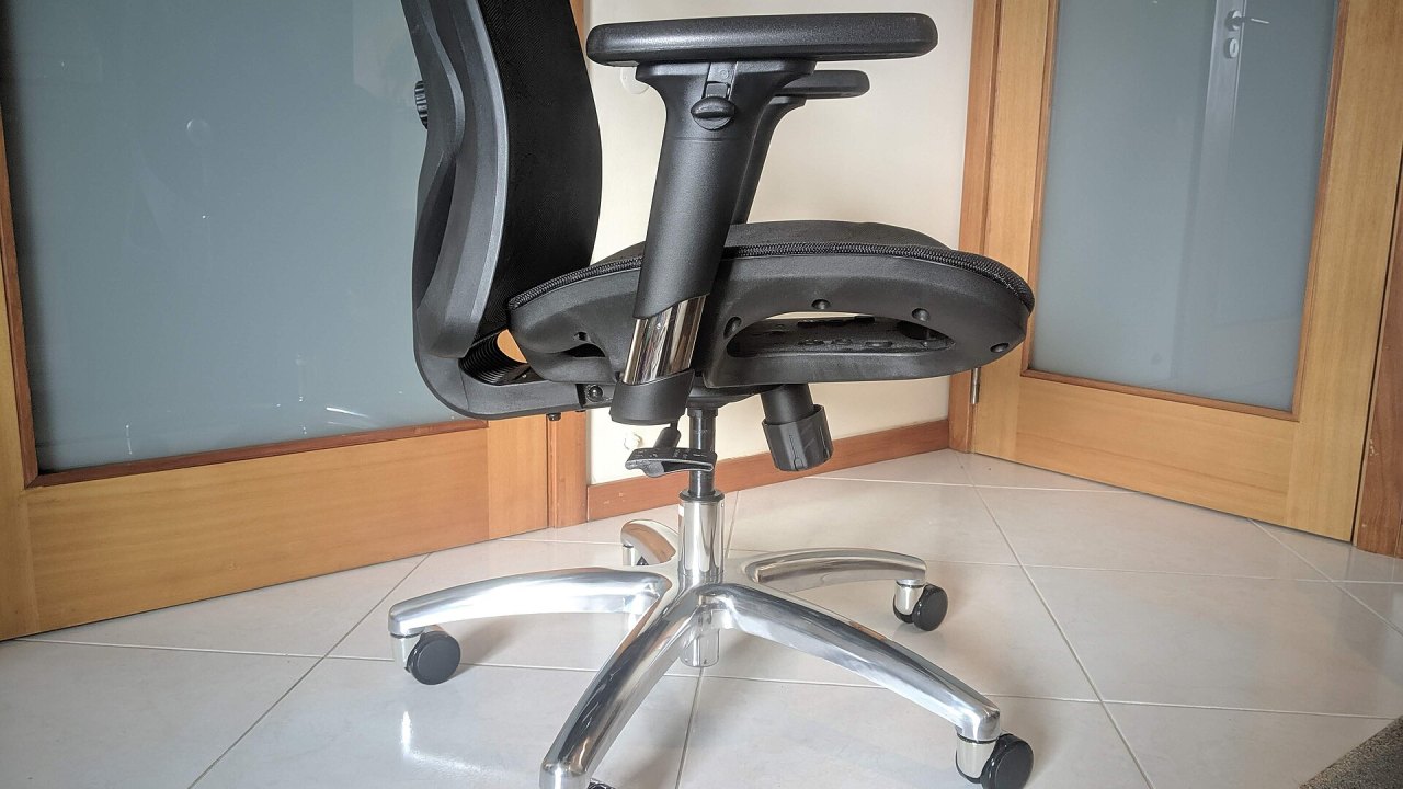 Sedia da ufficio ergonomica in rete con braccioli regolabili e base in alluminio