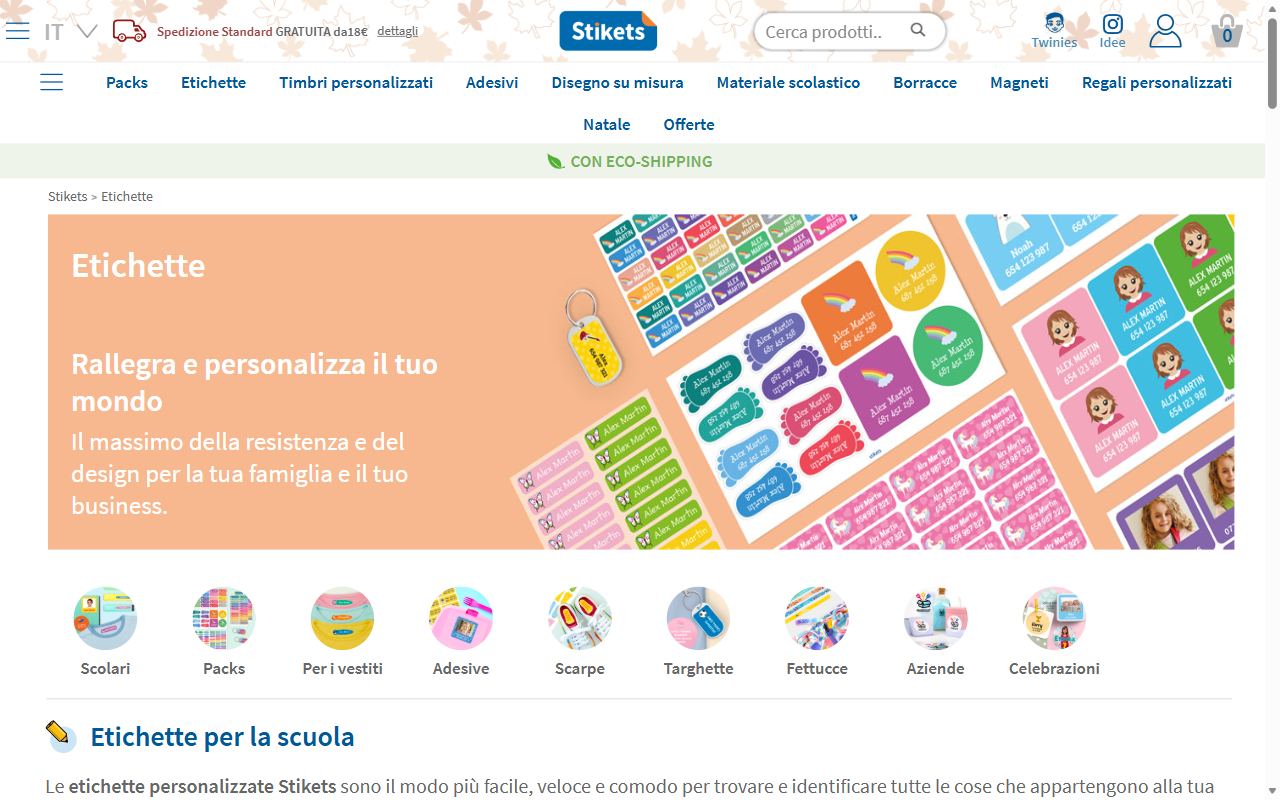 La pagina Etichette di Stikets il 4 ottobre 2026: un banner con etichette colorate con nome e numero di telefono, e le categorie Scolari, Packs, Per i vestiti, Adesive, Scarpe, Targhette, Fettucce, Azienda e Celebrazioni