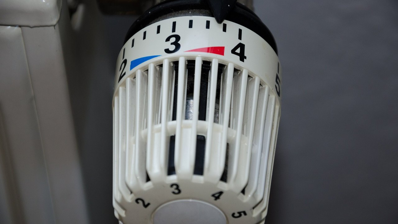 Testa termostatica bianca con i numeri da 2 a 5 montata su un termosifone