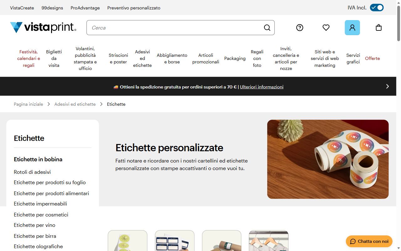 La pagina Etichette personalizzate di Vistaprint il 4 ottobre 2026: a sinistra il menu con etichette in bobina, rotoli di adesivi, etichette per prodotti su foglio, alimentari, impermeabili, per cosmetici, vino, birra e olografiche; a destra tre rotoli di etichette rotonde su un tavolo di legno