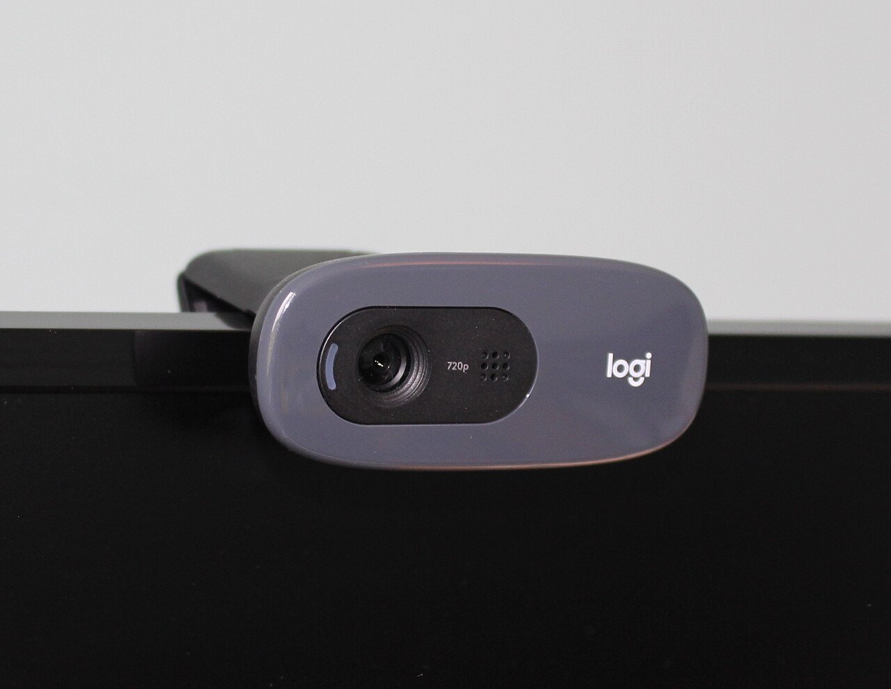 Webcam agganciata sopra lo schermo di un computer, pronta per una videochat