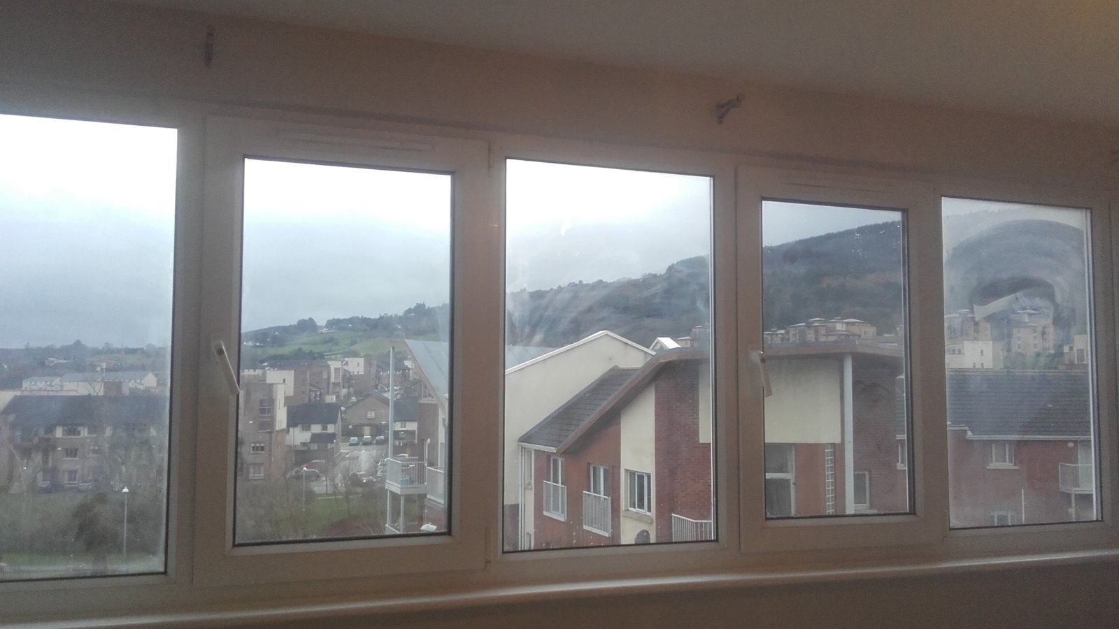 Finestre in PVC appena installate in un appartamento, viste dall'interno