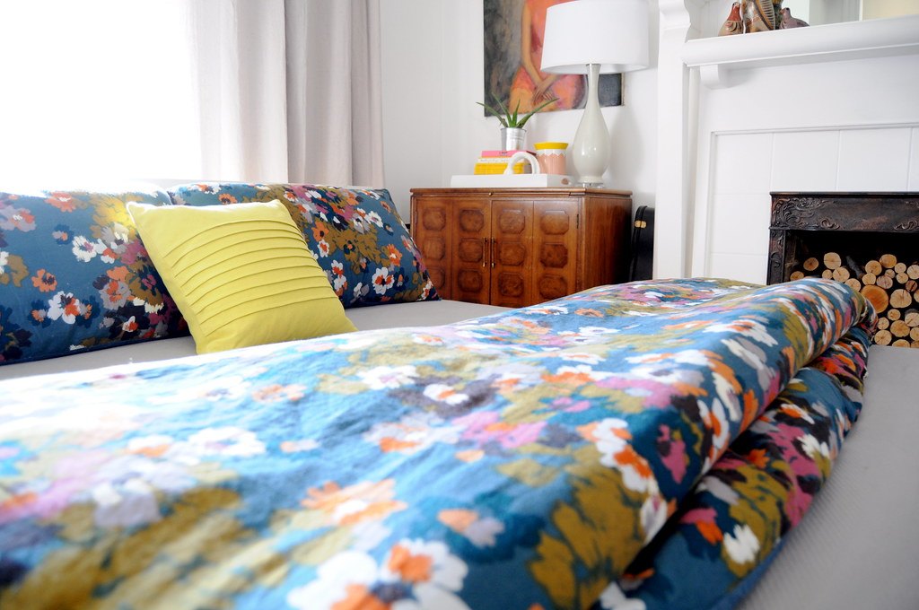 Piumino da letto con copripiumino a fiori, steso su un letto