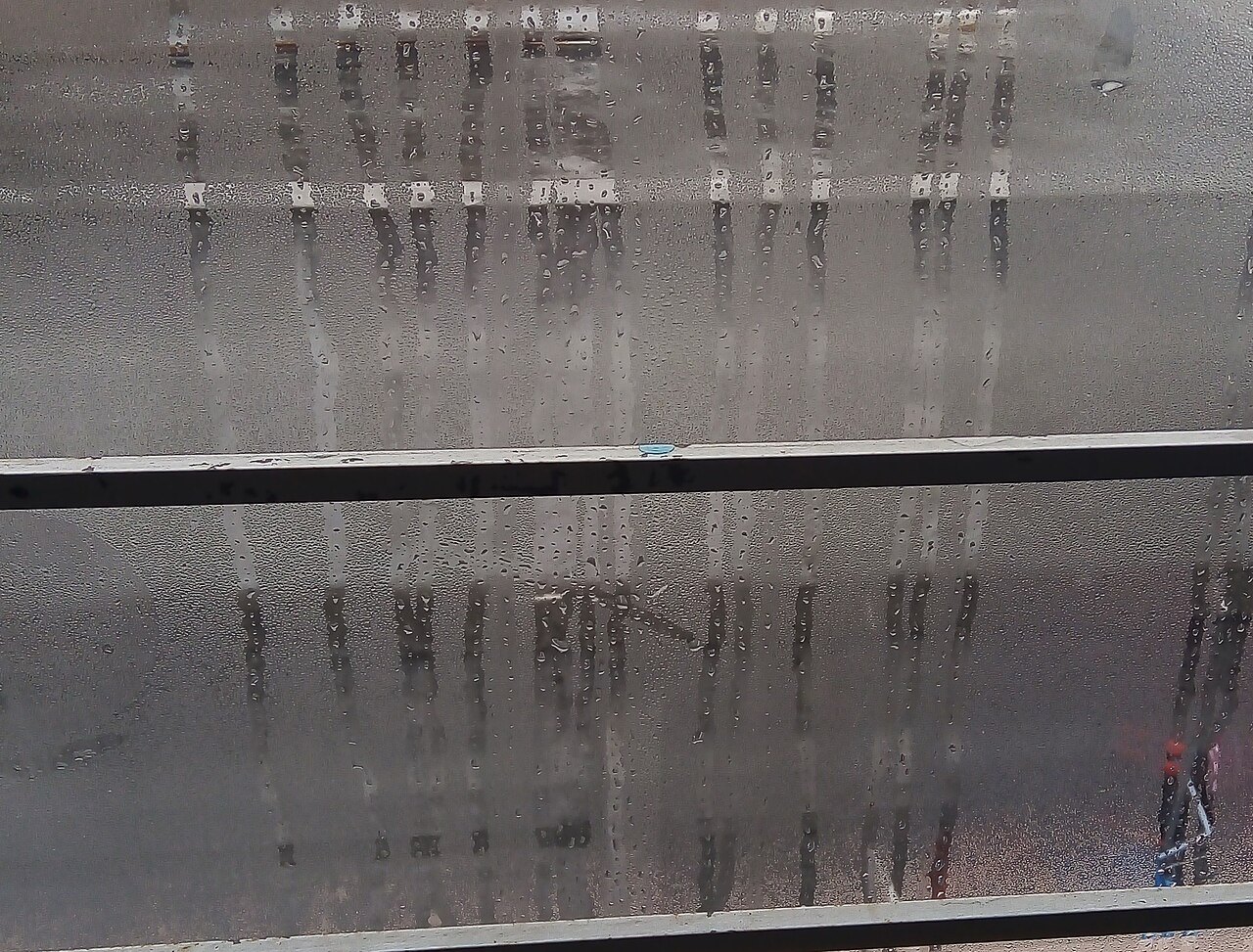 Gocce di condensa sul vetro interno di una finestra in inverno
