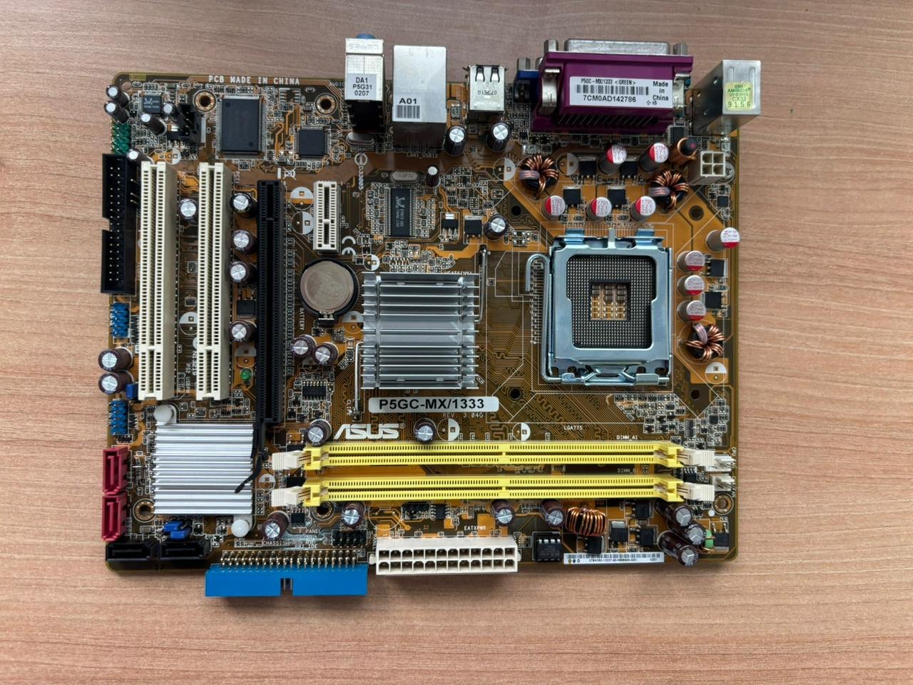 Scheda madre di un PC desktop con socket LGA775 e slot di memoria DDR2, hardware fuori dalla lista di compatibilità di Windows 11