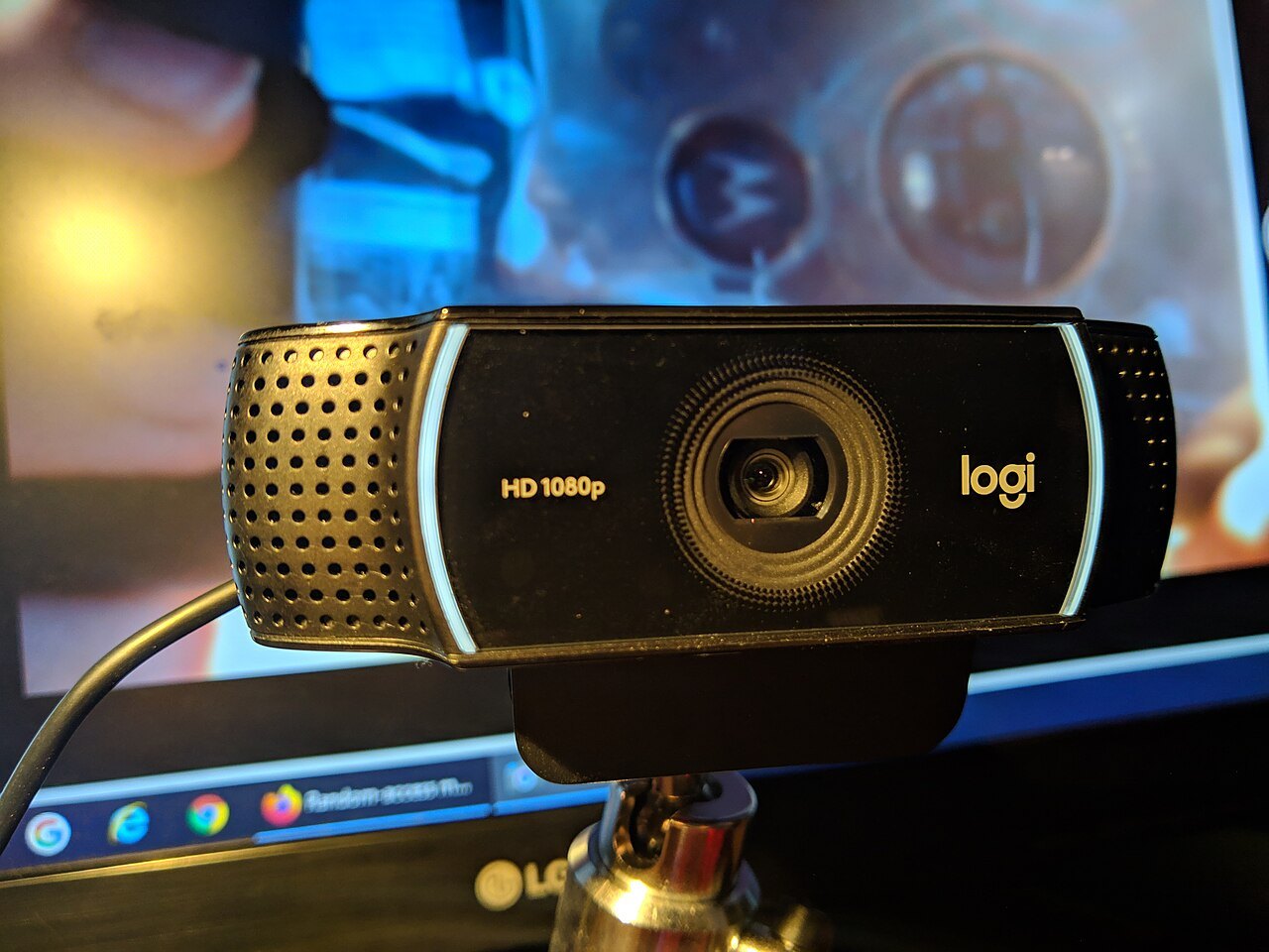 Webcam Full HD agganciata sopra un monitor, con una videochat sullo schermo