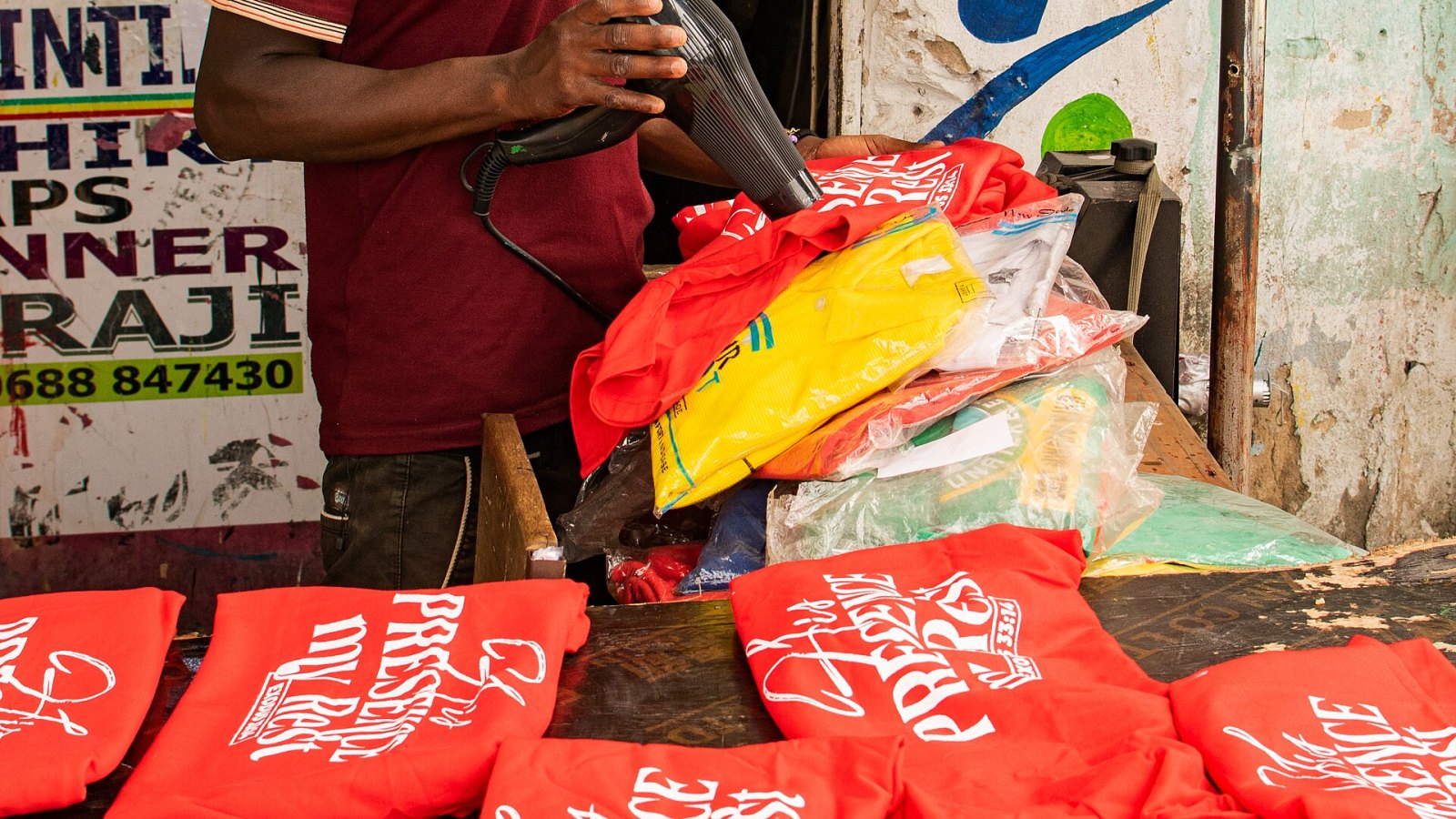 Magliette rosse appena stampate in un laboratorio di stampa a Dar es Salaam