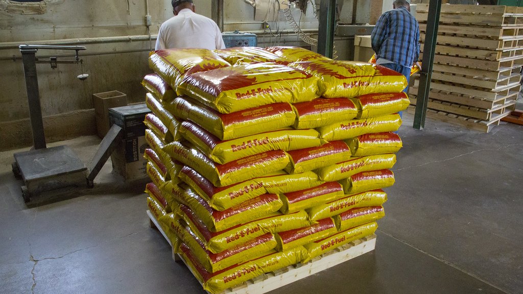 Pallet di sacchi di pellet da 15 chili in un deposito, pronti per la consegna