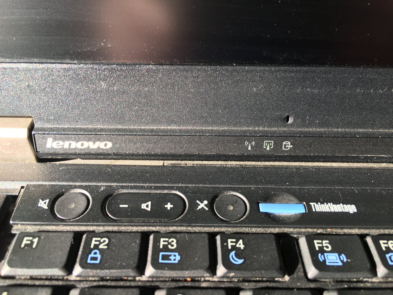 Tastiera impolverata di un portatile Lenovo ThinkPad
